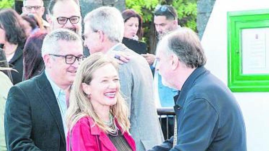 Victoria Rosell y Carlos Sosa (detrás) en un acto público en Lanzarote.  | | EFE