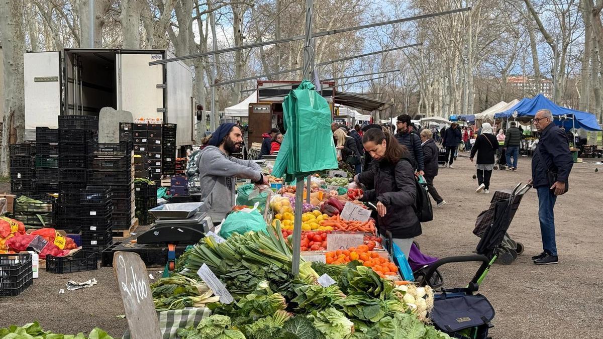 Un paradista del mercat de la Devesa de Girona amb una clienta