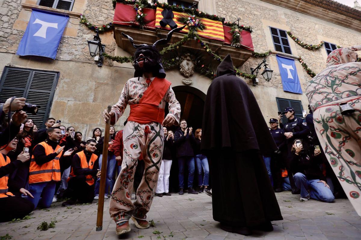 Un Sant Antoni amable y respetuoso llena Manacor de fiesta y humo
