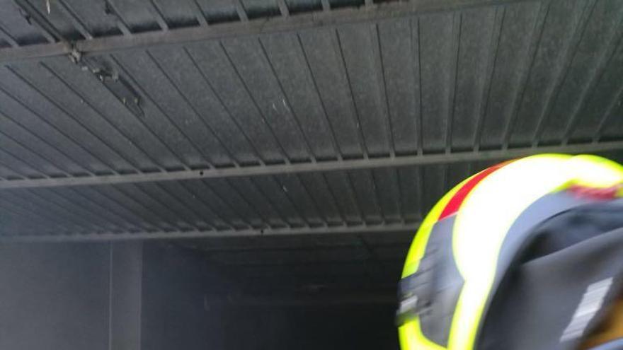 Los bomberos extinguen un incendio en una zona comercial abandonada de Orihuela Costa