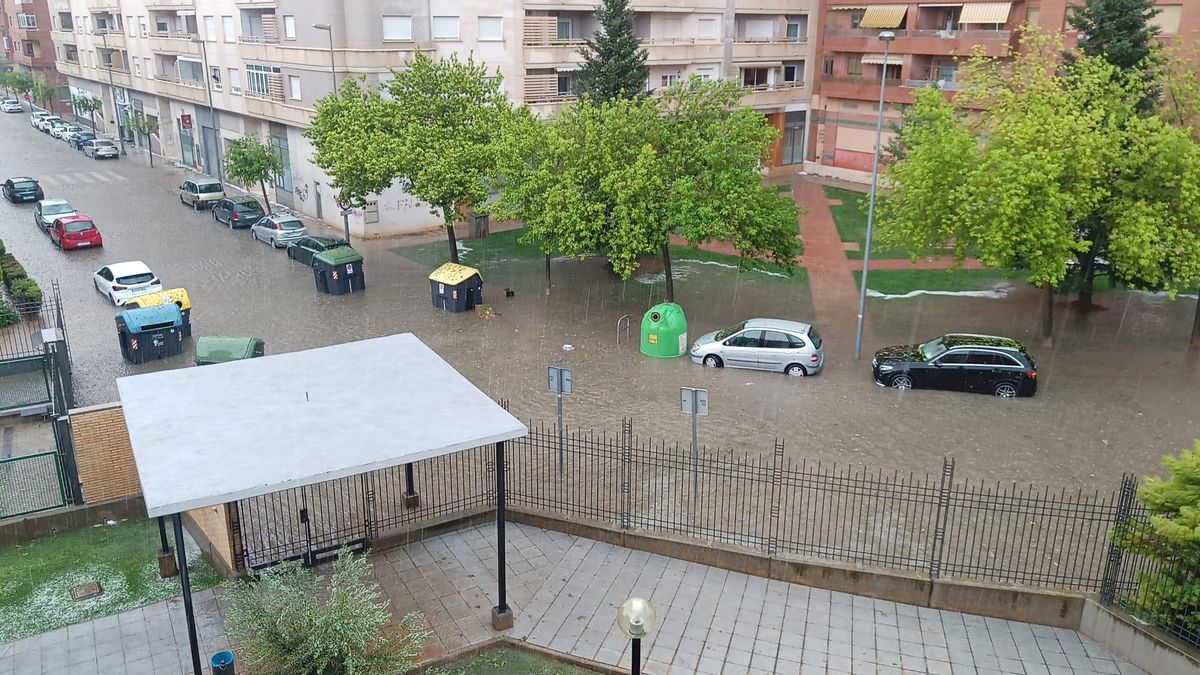 Una calle de Teruel inundada tras la tormenta de este sábado