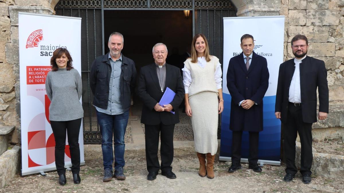 El obispo, Sebastià taltavull, y el resto de participantes en la presentación en Castellitx.
