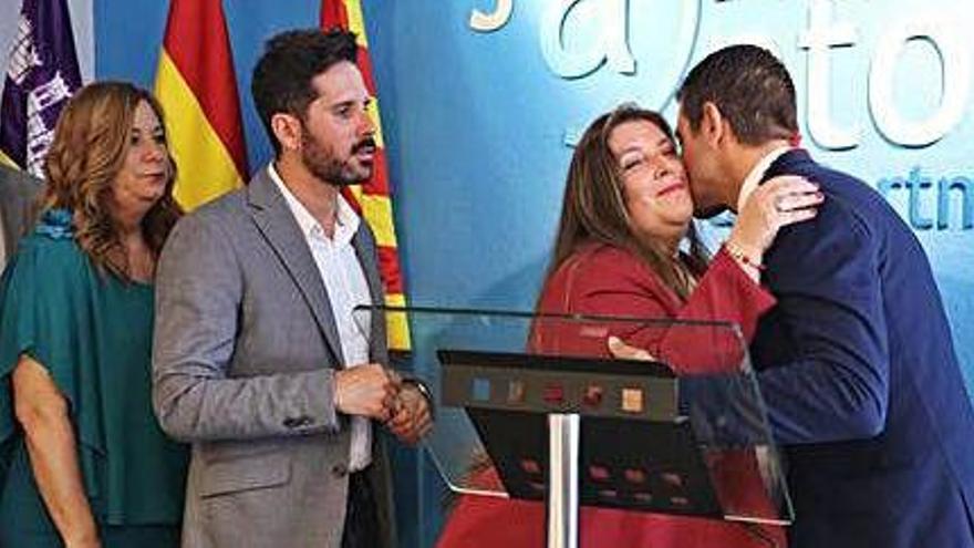 Cristina Ribas felicita al nuevo alcalde de Sant Antoni, Marcos Serra, del PP, tras la investidura.