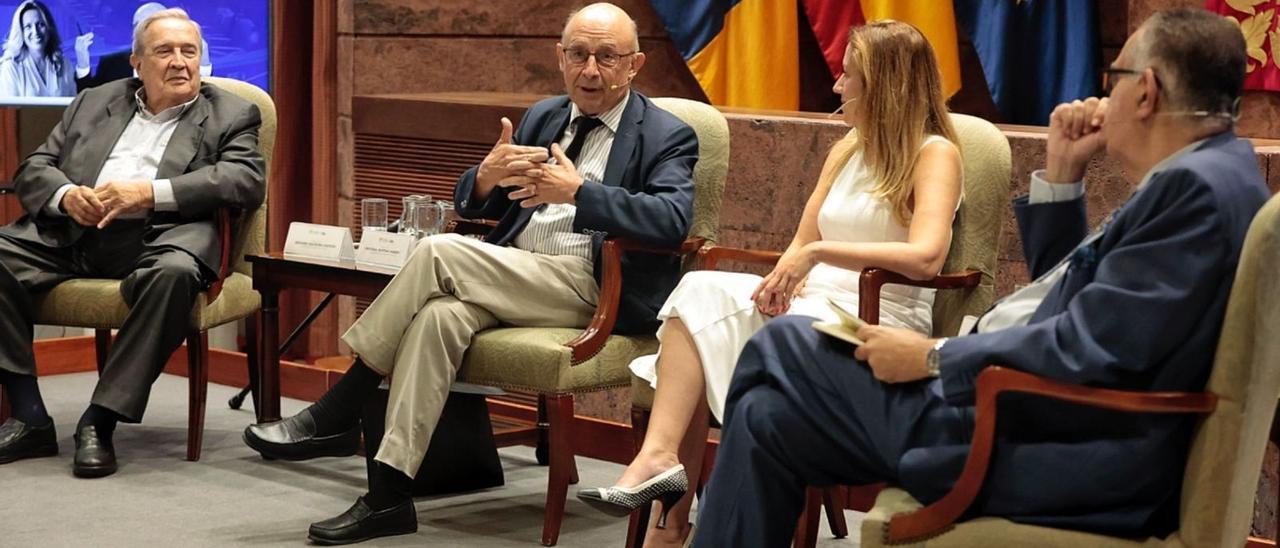 Jernómino Saavedra, Cristóbal Montoro, Rosa Dávila y José Carlos Francisco, en un momento del coloquio sobre los 50 años del REF en el Parlamento de Canarias.