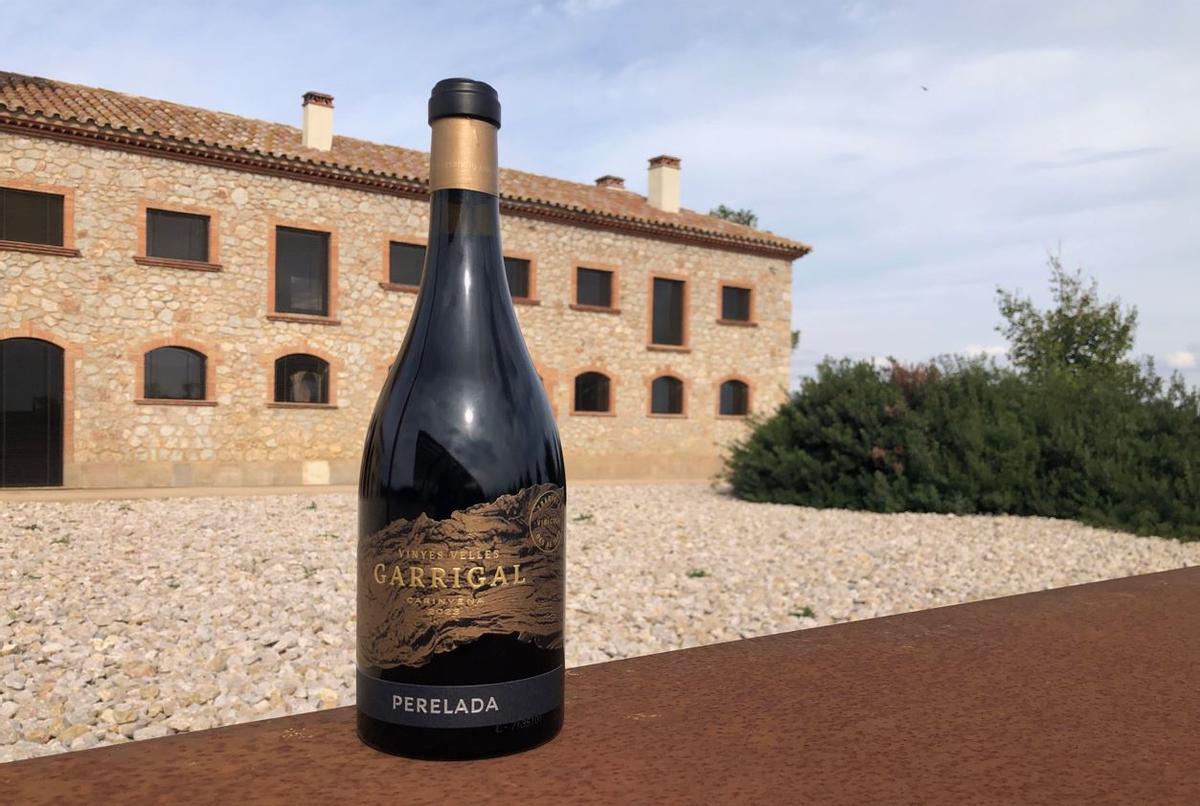 Una ampolla de Garrigal, el nou vi del celler Perelada elaborat amb raïm carinyena de vinyes de vuitanta anys.