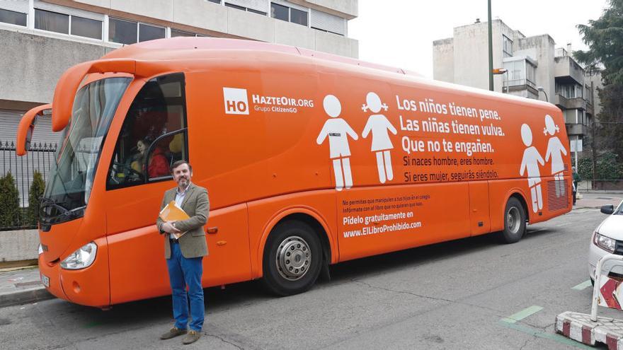 El autobús de Hazte Oír que permanece inmovilizado en Madrid.