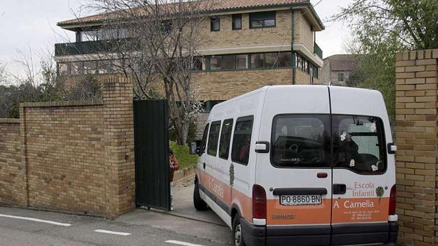 El transporte escolar de A Camelia, entrando en el recinto de la guardería, en Vigo. / j. martínez