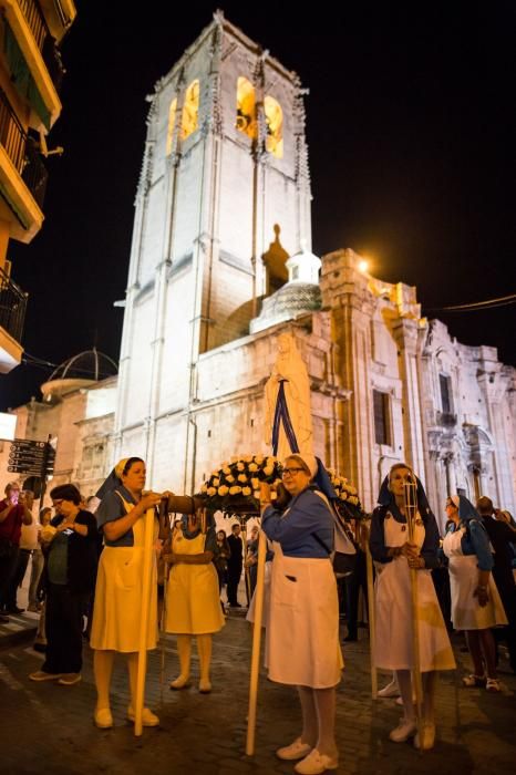 Decenas de personas reciben las reliquias de Santa Bernadette con esperanza de buscar curación o alivio a sus males en la Santa Iglesia Catedral de Orihuela