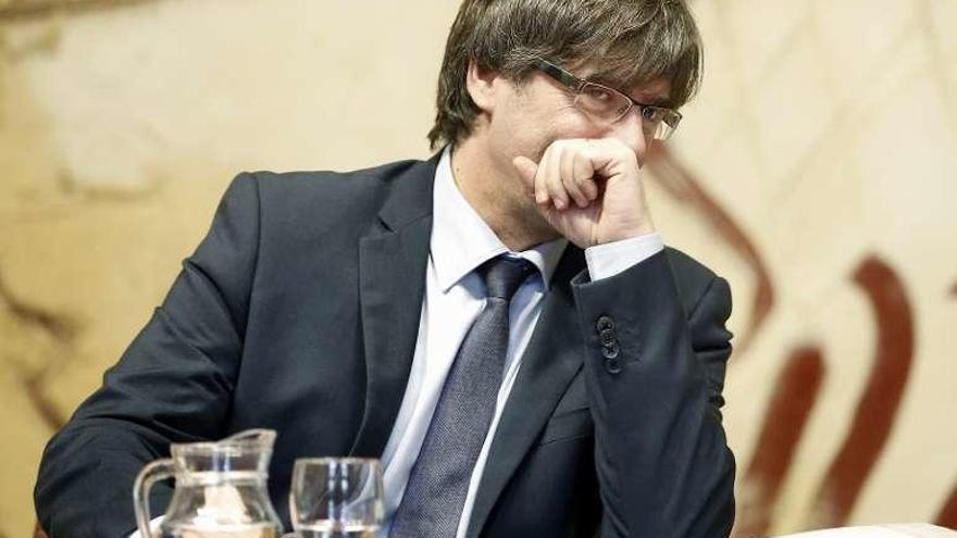 Puigdemont, ayer, en la reunión semanal del Gobierno catalán.