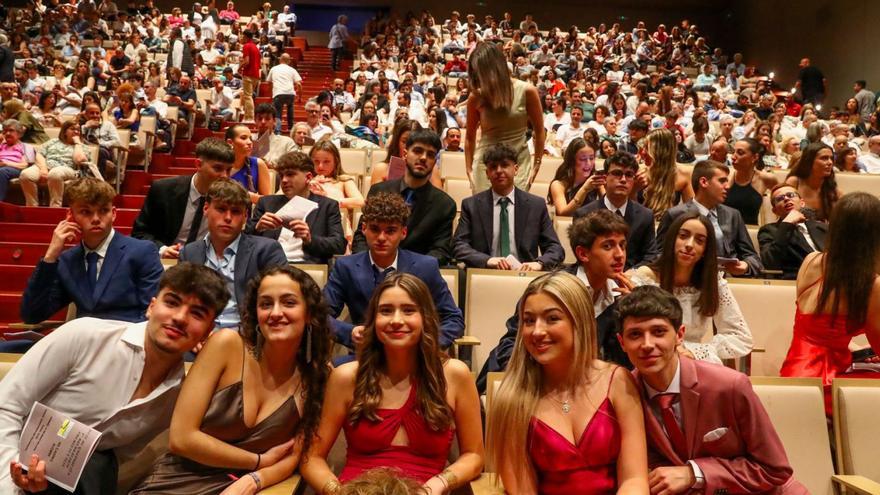 Los alumnos del Castro Alobre visten sus mejores galas para despedirse de seis años de instituto