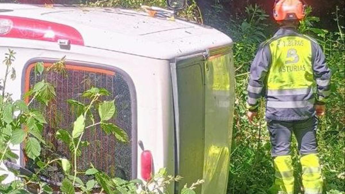 Bomberos en el lugar del accidente junto a la furgoneta que se cayó por un terraplén en Bárcena del Monasterio.