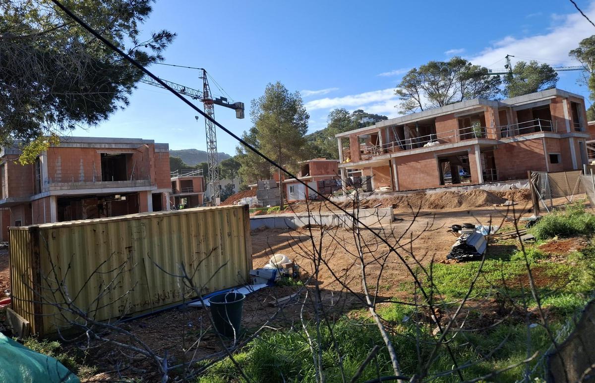 Las obras de los 12 chalés de lujo que se construyen en un terreno de 14.000 metros cuadrados