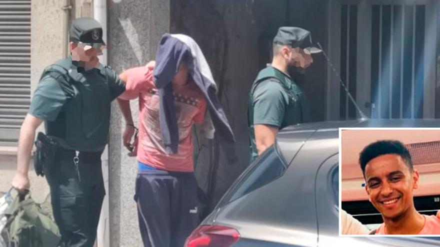 La Guardia Civil conduce al detenido hasta el coche; abajo a la derecha, la víctima, Soufiane M., de 24 años. // Sondolouro