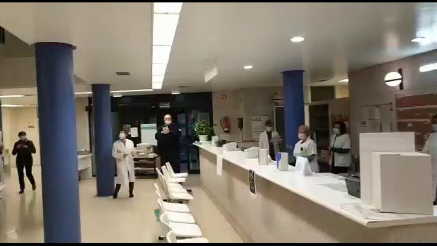 El personal del centro de salud Las Fuentes Norte canta 'Resistiré' cada mañana