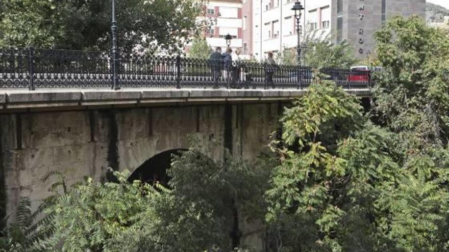 Carreteras repara de urgencia una grieta en la base del puente de San Roque de Alcoy