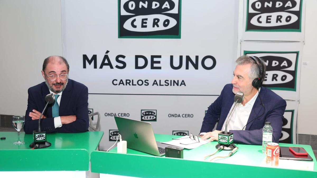 Javier Lambán y Carlos Alsina durante la entrevista celebrada en el Museo Pablo Serrano