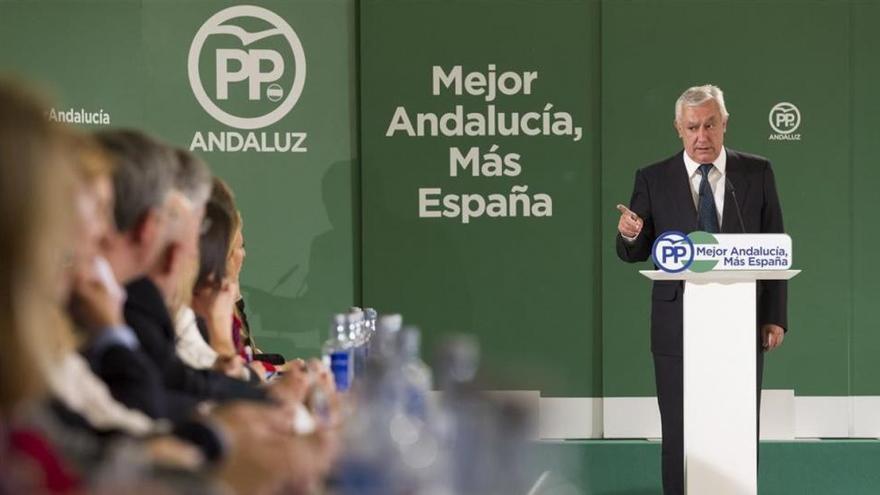 La cúpula del PP mira de reojo las crisis de PSOE y Podemos y reclama unidad interna