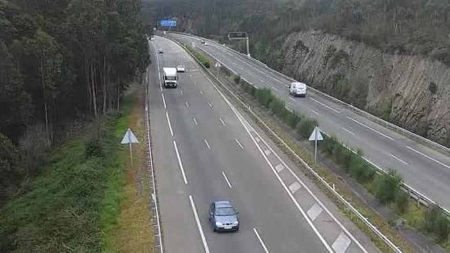 El vuelco de un camión obliga a cortar la Autovía del Cantábrico a la altura de Corvera