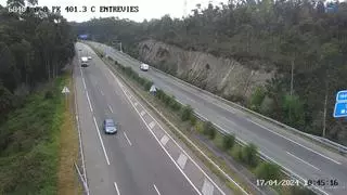 El vuelco de un camión obliga a cortar la Autovía del Cantábrico a la altura de Corvera
