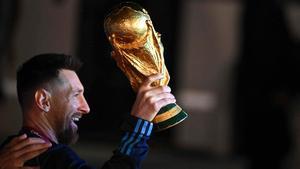 Lionel Messi, con la Copa del Mundo lograda en Qatar