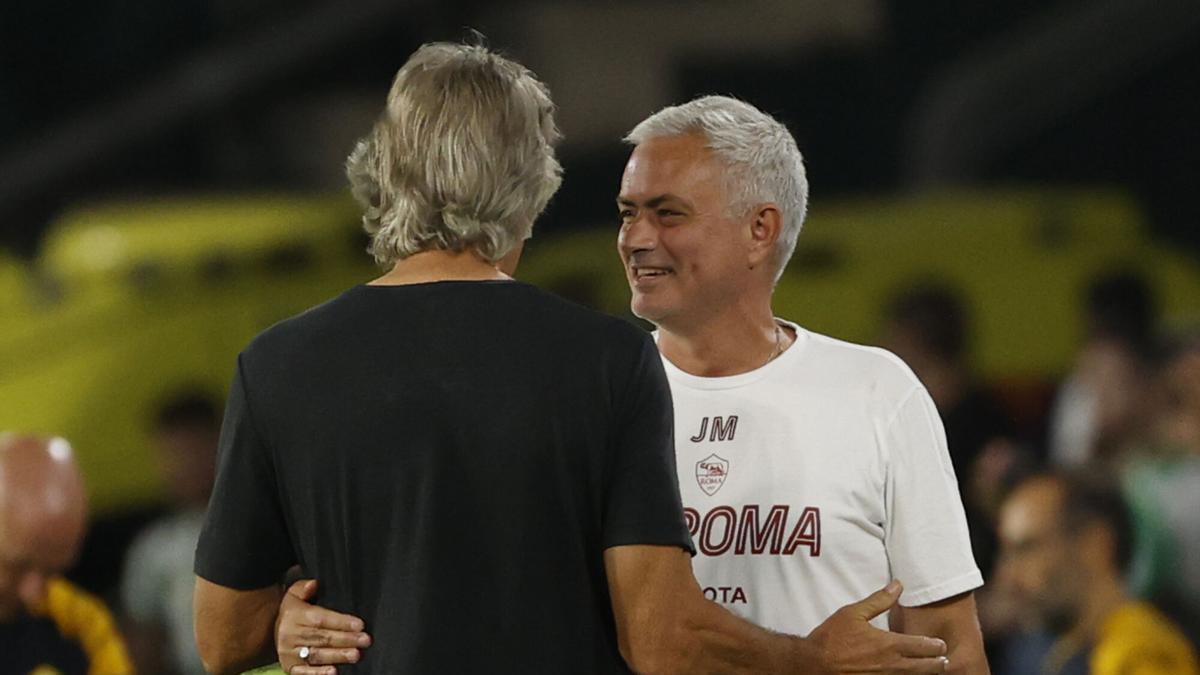 Pellegrini y José Mourinho, se saludan al término del partido de la jornada 4 de la fase de grupos de la Liga Europa 2022/23
