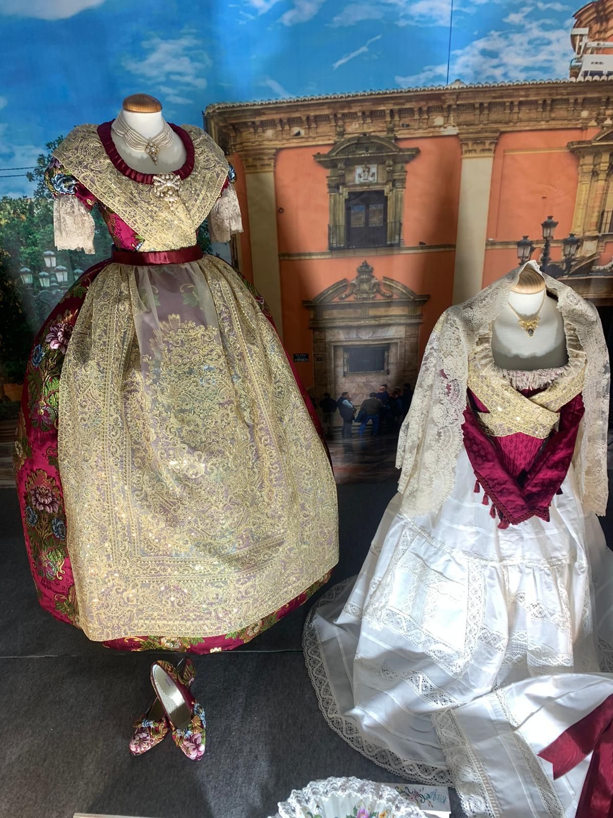 Una costumbre que pervive: exposicón de trajes Fallas 2022 en el Barrio Beteró