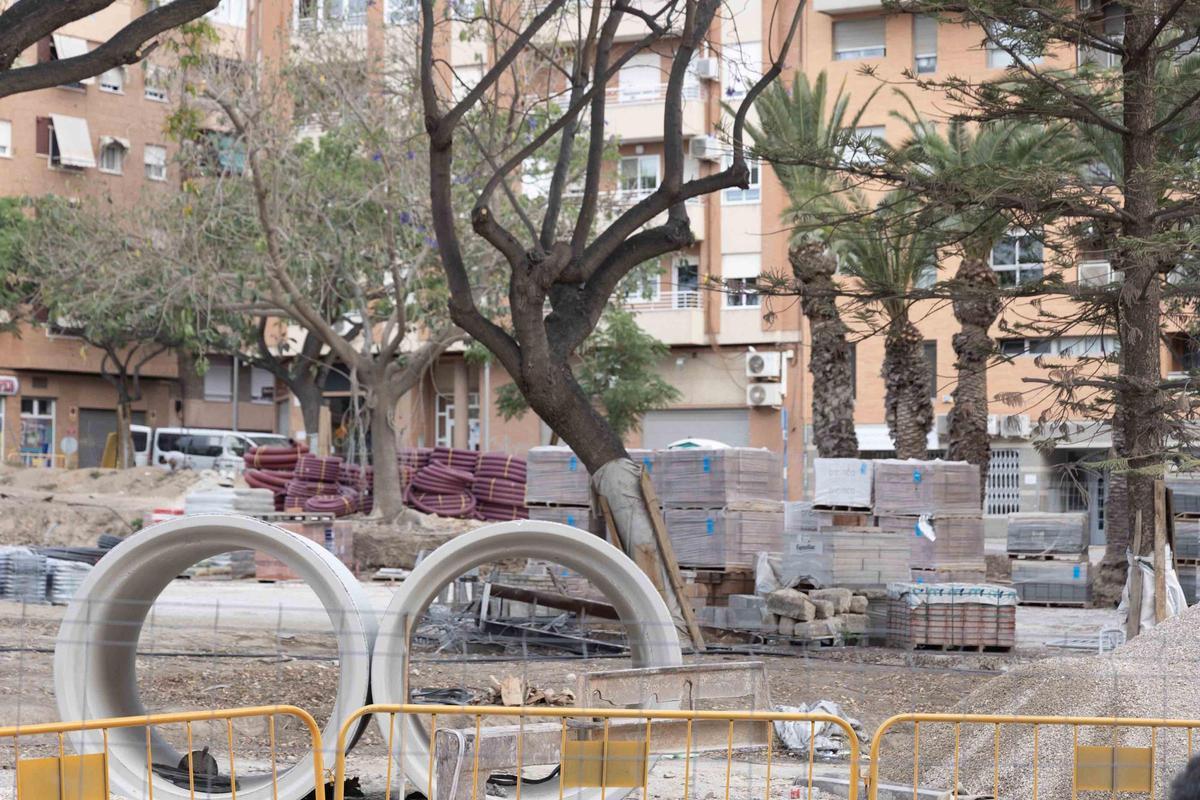 Los vecinos de San Blas claman de nuevo por la tala de árboles en el barrio