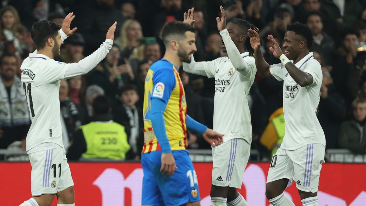 Los jugadores del Madrid celebran un gol ante Gayà