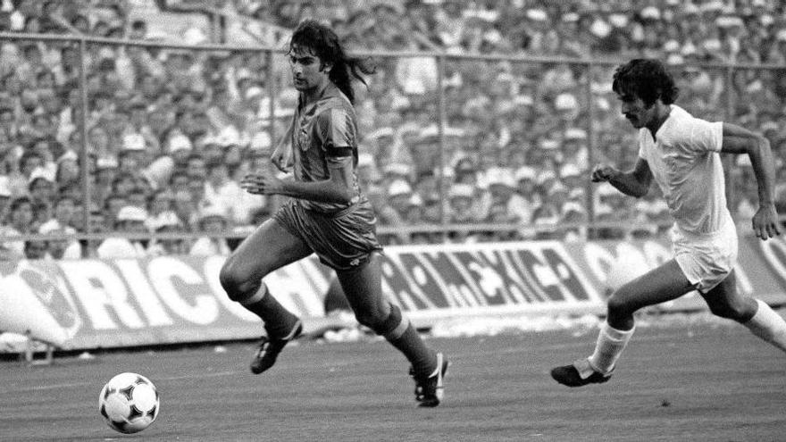 Mario Kempes, con su clásica galopada, deja atrás al madridista Benito, en la final de Copa de 1979, en el Manzanares.