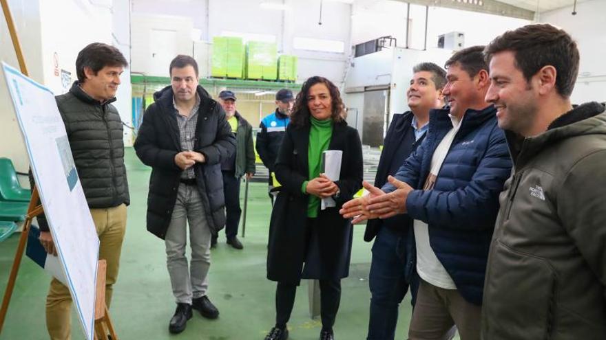 Susana Lenguas visitó ayer la lonja de Cambados para presentar el proyecto de ampliación.