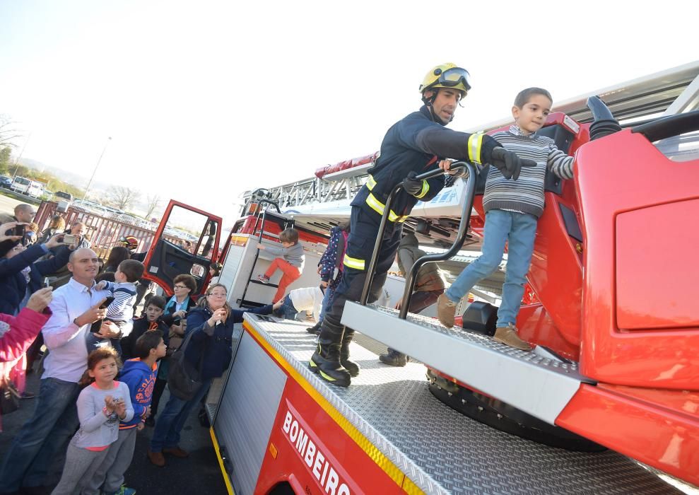 Cientos de niños y mayores pasaron por el parque dejando ropa, juguetes y alimentos que serán entregados a Redeaxuda y Boavida