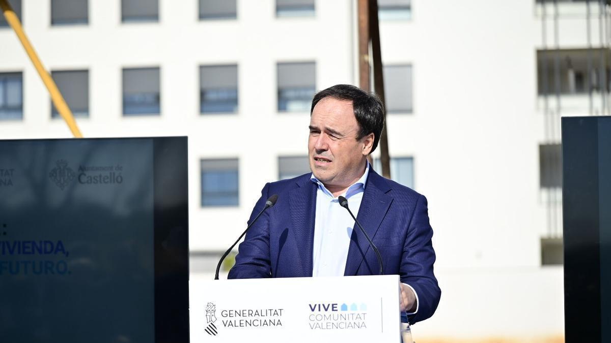 Pérez Llorca, en una visita a una promoción de vivienda pública en Castellón.