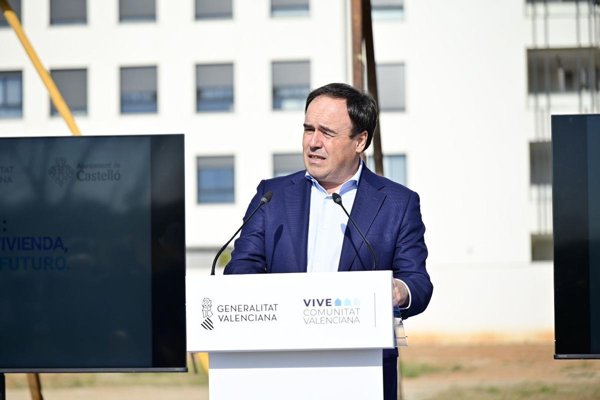 Pérez Llorca, en una visita a una promoción de vivienda pública en Castellón.