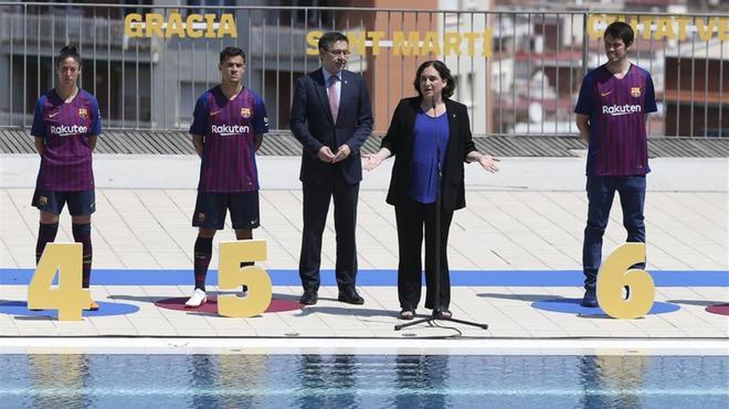 La alcaldesa de Barcelona, Ada Colau, durante la presentación del nuevo uniforme blaugrana