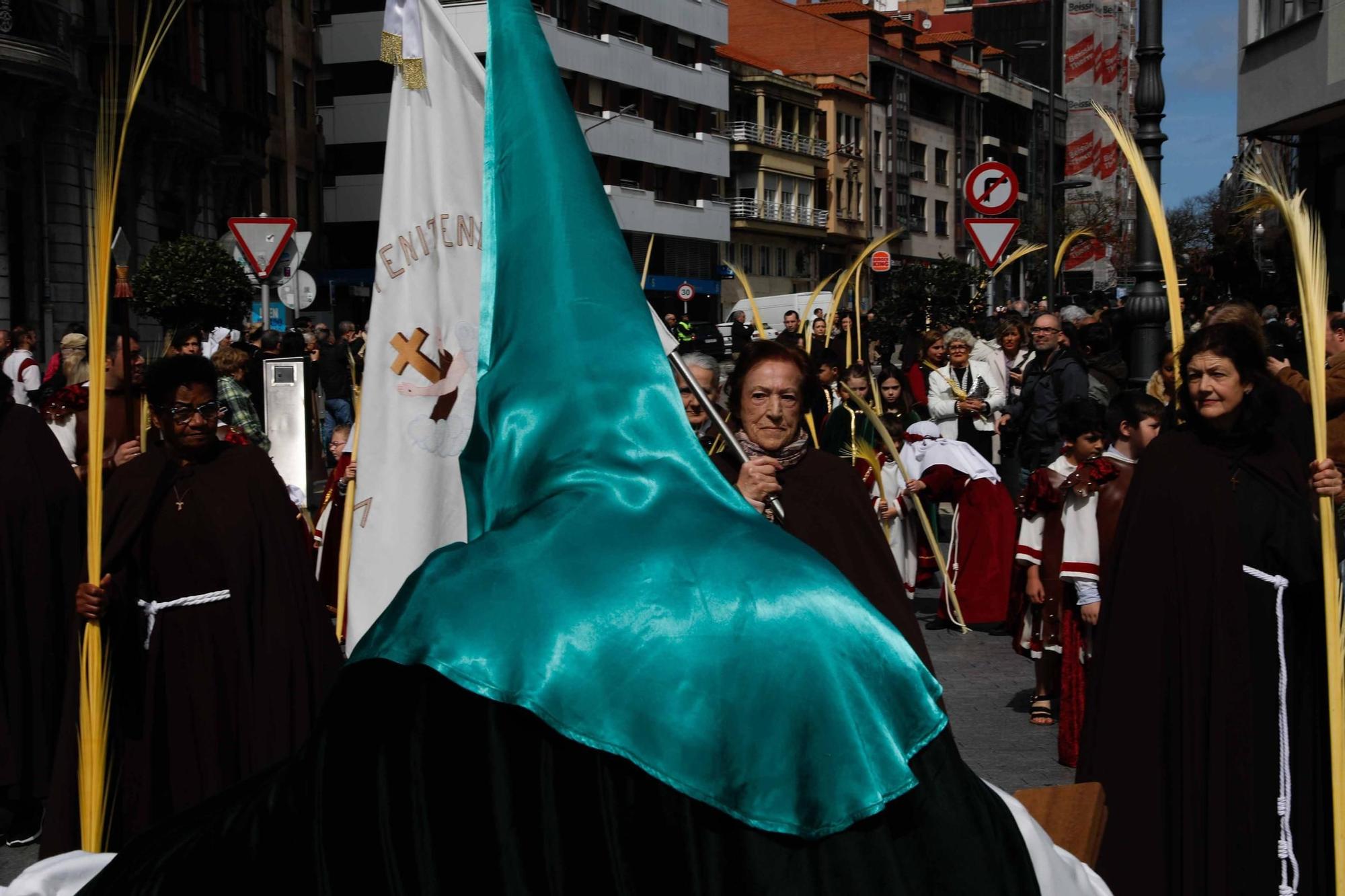 Multitudinaria bendición de ramos y procesión de La Borriquilla en Avilés