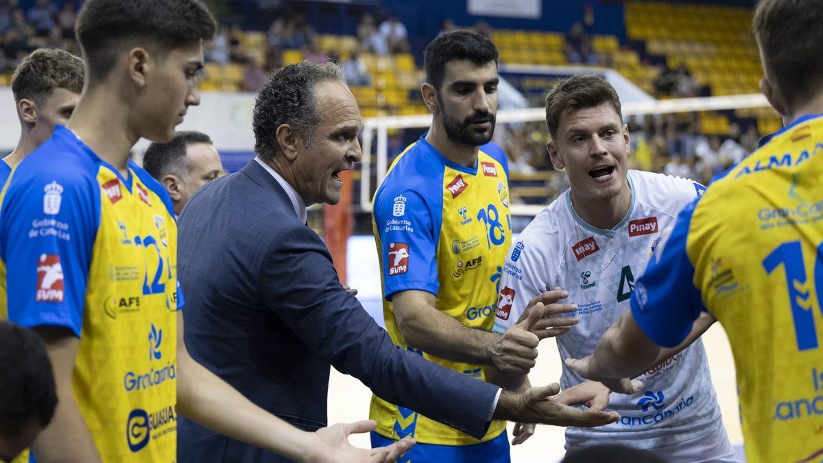 Sergio Miguel Camarero motiva a sus hombres antes del partido ante el Palma