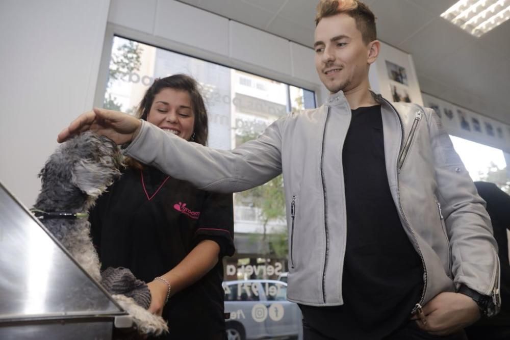 Jorge Lorenzo inaugura su tienda de mascotas en Palma