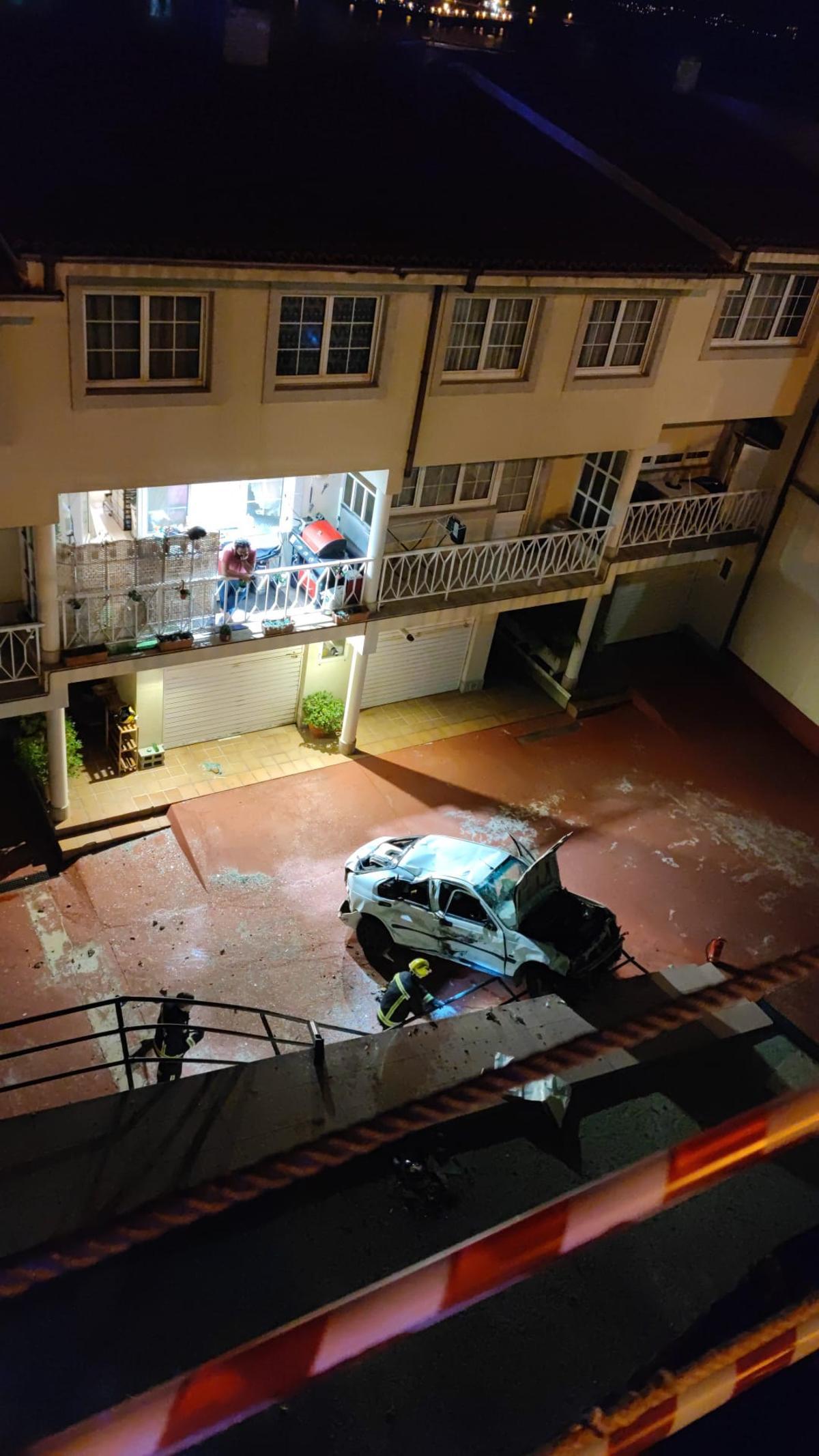 El coche , tras precipitarse a un patio desde República Arxentina