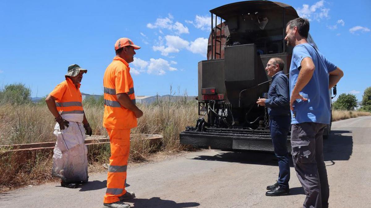 El concejal Juan López charla con unos operarios en un camino rural. | MEDITERRÁNEO