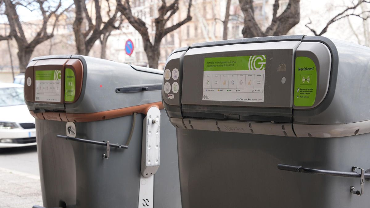 Contenidors intel·ligents en un carrer de Girona.