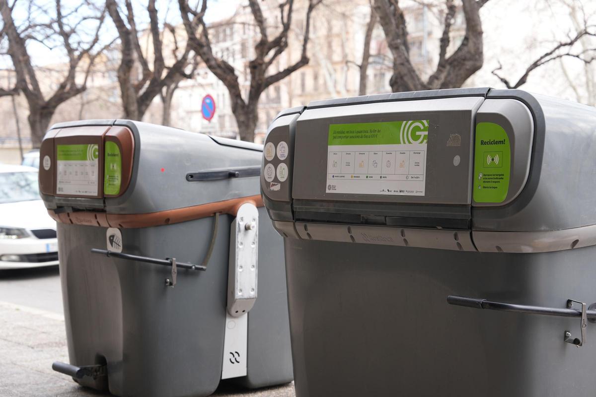 Contenidors intel·ligents en un carrer de Girona.