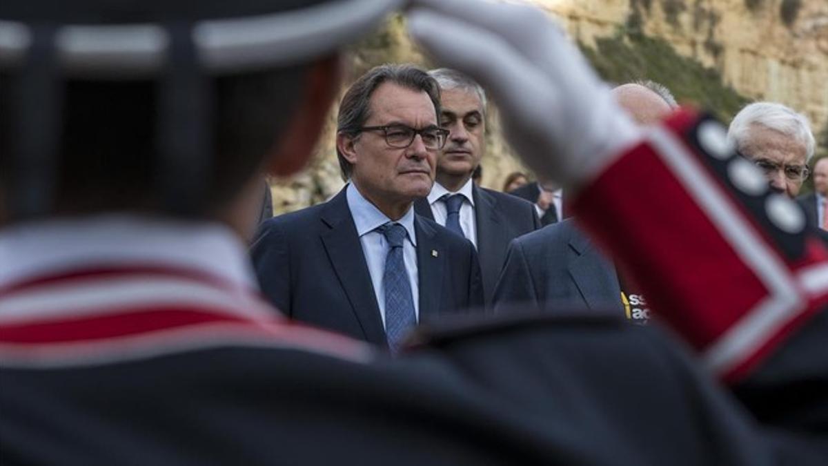 Artur Mas, ayer en la ofrenda floral ante la tumba del 'president' Companys, en el Fossar de la Pedrera.