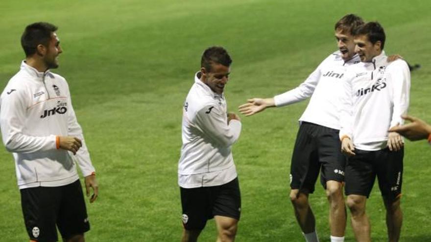 Los jugadores sacaron ayer gotas de buen humor durante el último entrenamiento.