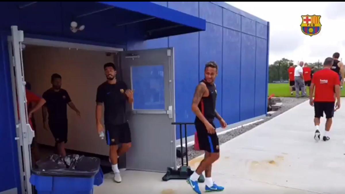 Neymar, Luis Suárez y Leo Messi saliendo al campo de entrenamiento este domingo