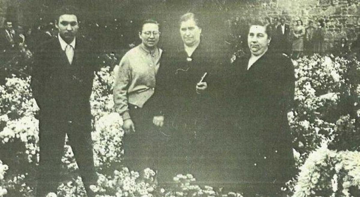 Felipa del Río, junto a su hijo Narciso, acompañada de Antonia, viuda del ex alcalde de Aller Aquilino Vega, y María, viuda de Jesús Iglesias, en la fosa común de Oviedo en 1954.