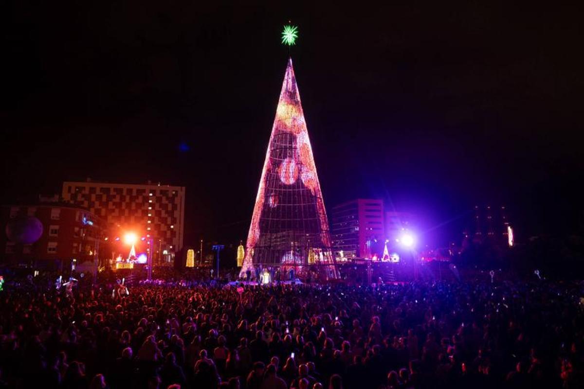 FOTOS| Badalona inaugura su árbol metálico de 42 metros
