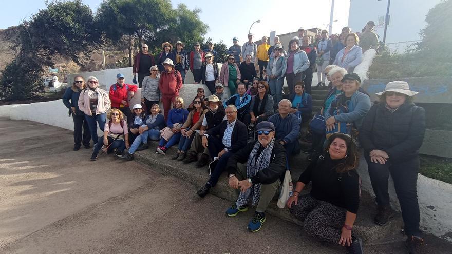 El Ayuntamiento realiza un recorrido histórico junto a las personas mayores de la ciudad por el entorno de El Confital
