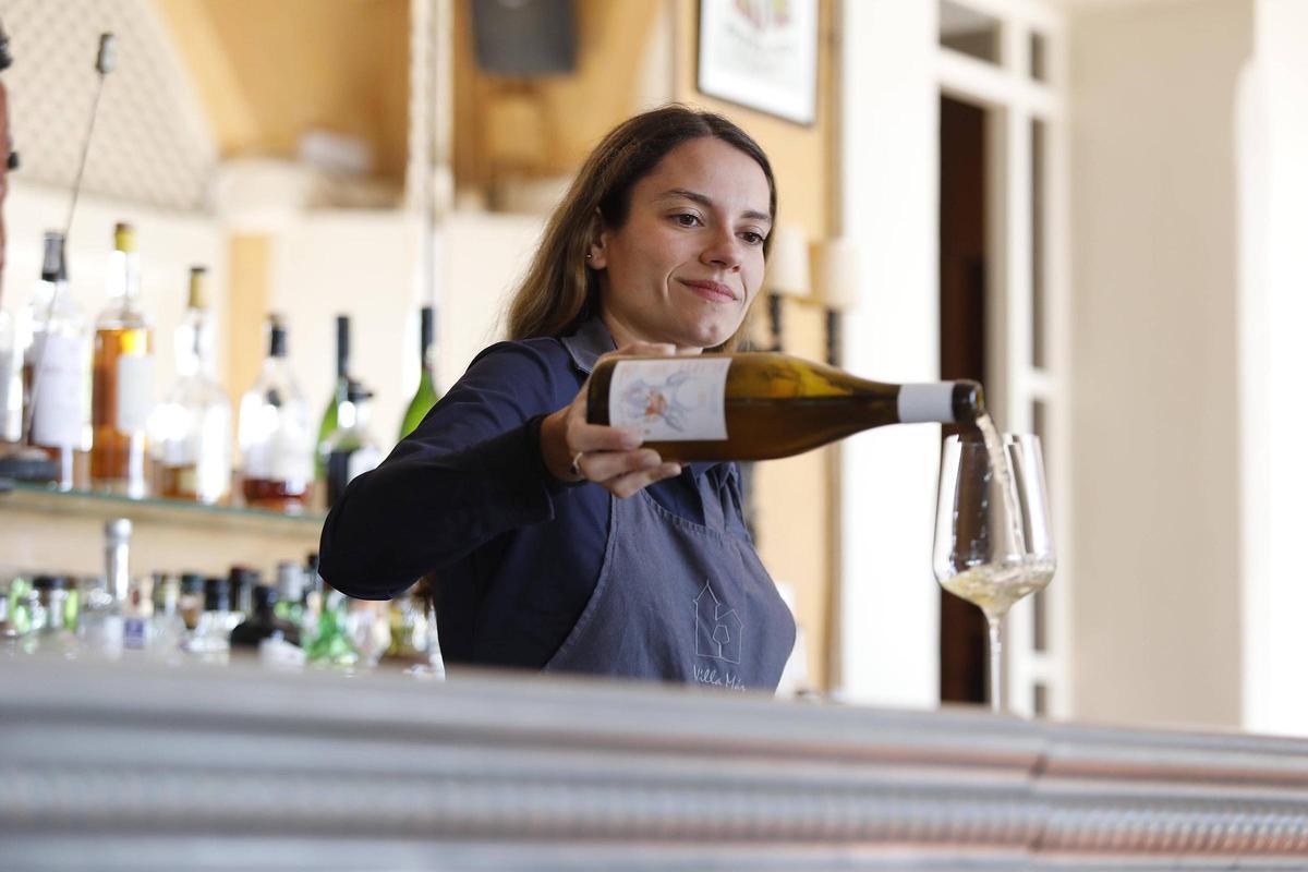 Paula Cuenda, sirviendo un vino al restaurante Villa Más de Sant Feliu de Guíxols.