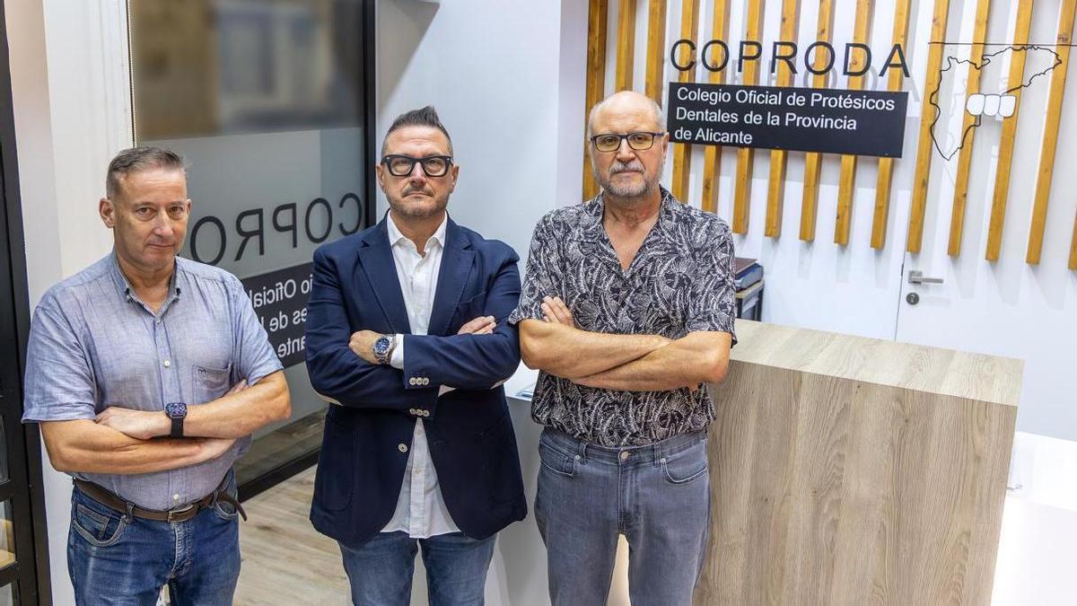 En el centro, Diego Marchirán, presidente; a su izquierda, Javier Alonso, secretario;  y a su derecha, Miguel Santacruz, vicepresidente  de la junta.