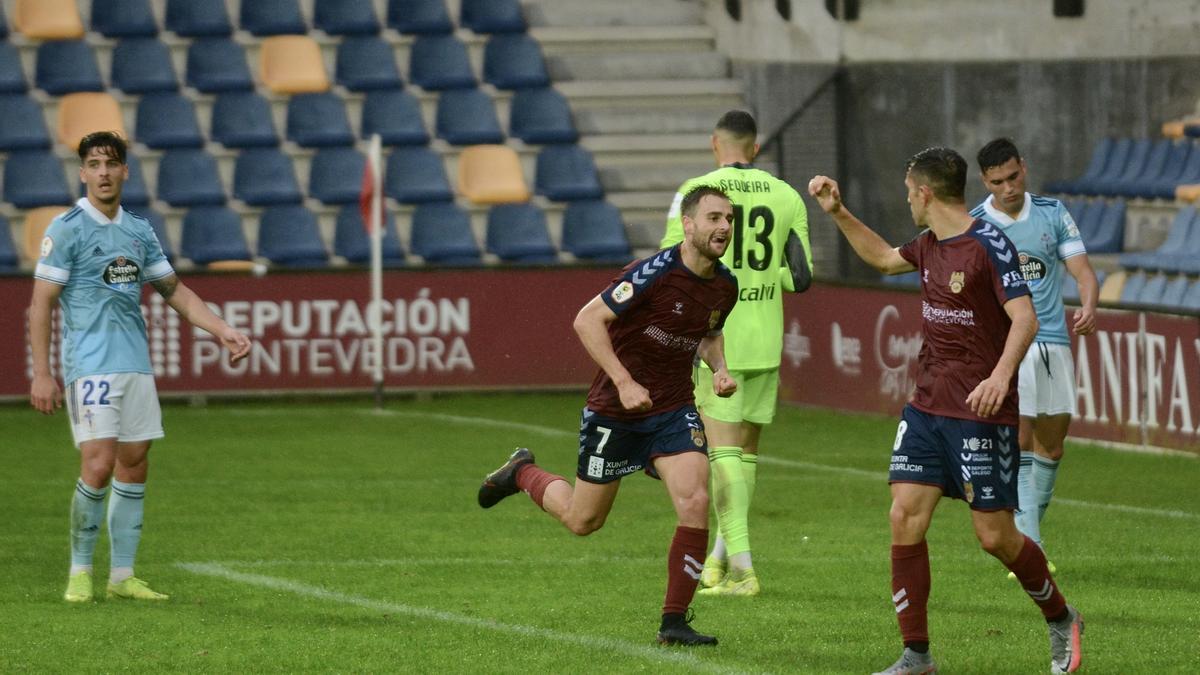 Alex González celebra el primer gol granate tras batir a Sequeira esta tarde en Pasarón.